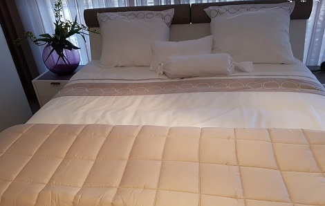 debedovertrek satijn wit, beige, Monique des bouvrie,litsjumaux, Bellagio, sprei beach 270x 260 cm