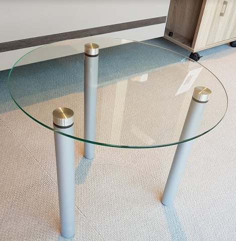 Tafel glas rond, 41 hoog, doorsnede 50 cm. opruiming nachttafel, bijzettafel