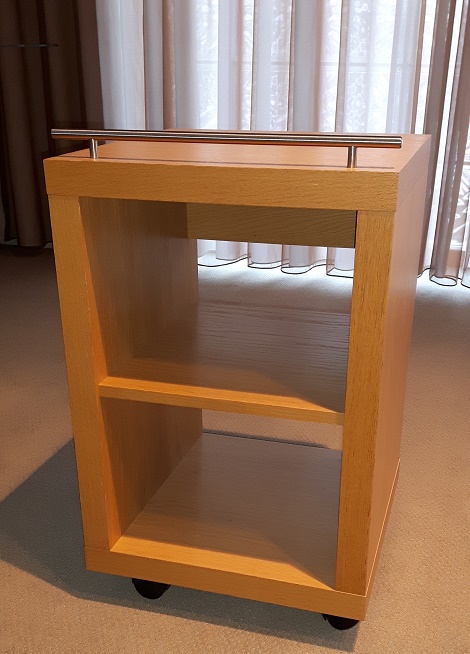 nachtkast,opruiming, tafel, wielen, 60 cm hoog, 40 x 40 cm.